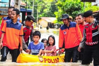 Tim gabungan evakuasi anak-anak terdampak banjir di Kota Tebing Tinggi Provinsi Sumatera Utara, pada Sabtu (12/10/2024) sore. Foto: BPBD Kota Tebing Tinggi