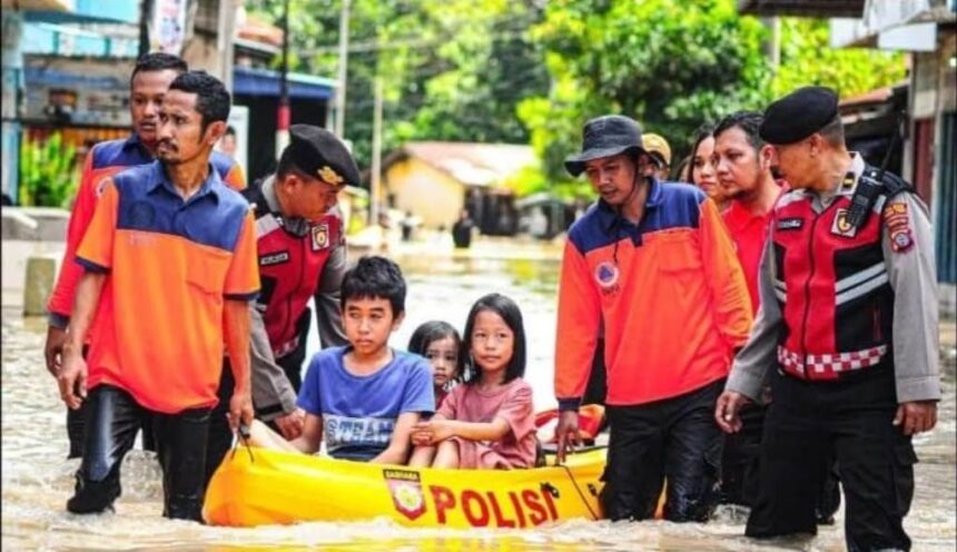 Tim gabungan evakuasi anak-anak terdampak banjir di Kota Tebing Tinggi Provinsi Sumatera Utara, pada Sabtu (12/10/2024) sore. Foto: BPBD Kota Tebing Tinggi