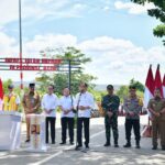 Presiden Joko Widodo meresmikan 24 ruas jalan dan jembatan sepanjang 60 meter di 14 kabupaten/kota di Provinsi Aceh, yang merupakan bagian dari pelaksanaan Instruksi Presiden Jalan Daerah (IJD), Selasa (15/11/2024). Foto: BPMI Setpers