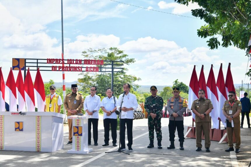 Presiden Joko Widodo meresmikan 24 ruas jalan dan jembatan sepanjang 60 meter di 14 kabupaten/kota di Provinsi Aceh, yang merupakan bagian dari pelaksanaan Instruksi Presiden Jalan Daerah (IJD), Selasa (15/11/2024). Foto: BPMI Setpers