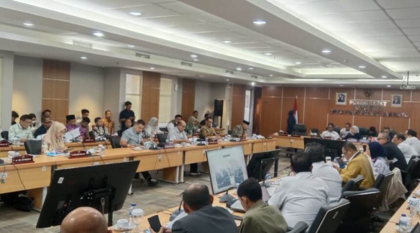 Anggota DPRD DKI saat melakukan rapat konsultasi dengan sejumlah BUMD DKI.(Foto Sofian/ipol.id