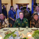 Presiden terpilih Indonesia Prabowo Subianto (kiri) bersama adikknya Hashim Djojohadikusumo (kanan), keponakannya Sara Djojohadikusumo (belakang, kanan) dan pendiri Tesla Elon Musk dalam sebuah acara di Bali, 20 Mei 2024. Foto: IG @rahayusaraswati