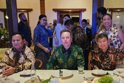 Presiden terpilih Indonesia Prabowo Subianto (kiri) bersama adikknya Hashim Djojohadikusumo (kanan), keponakannya Sara Djojohadikusumo (belakang, kanan) dan pendiri Tesla Elon Musk dalam sebuah acara di Bali, 20 Mei 2024. Foto: IG @rahayusaraswati