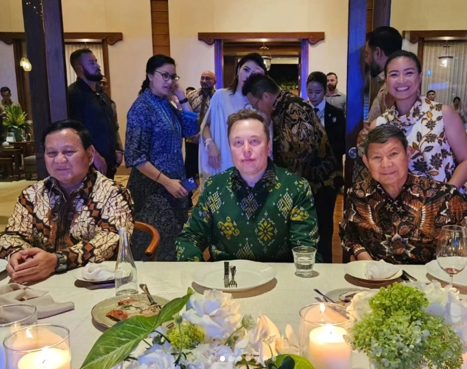 Presiden terpilih Indonesia Prabowo Subianto (kiri) bersama adikknya Hashim Djojohadikusumo (kanan), keponakannya Sara Djojohadikusumo (belakang, kanan) dan pendiri Tesla Elon Musk dalam sebuah acara di Bali, 20 Mei 2024. Foto: IG @rahayusaraswati