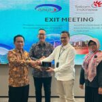 Koordinator Pengawasan Kawasan Industri dan Perumahan BPKP Joko Sutrisno selaku Ketua Tim Assessment (paling kiri), SVP Group Sustainability and Corporate Communication Telkom Ahmad Reza (kedua dari kiri), VP Sustainability Telkom Gunawan Wasisto (kedua dari kanan), dan PGS SVP Risk Management Telkom Rini Fitriani (paling kanan) saat penyerahan cenderamata pada acara exit meeting, beberapa waktu lalu. Foto: Telkom Indonesia