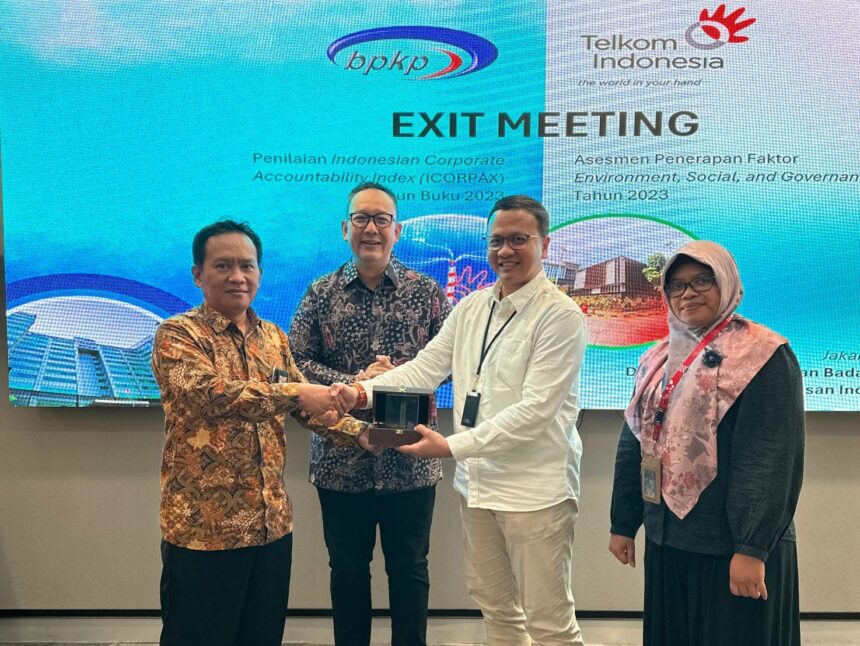 Koordinator Pengawasan Kawasan Industri dan Perumahan BPKP Joko Sutrisno selaku Ketua Tim Assessment (paling kiri), SVP Group Sustainability and Corporate Communication Telkom Ahmad Reza (kedua dari kiri), VP Sustainability Telkom Gunawan Wasisto (kedua dari kanan), dan PGS SVP Risk Management Telkom Rini Fitriani (paling kanan) saat penyerahan cenderamata pada acara exit meeting, beberapa waktu lalu. Foto: Telkom Indonesia