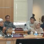 Politisi PDIP di DPRD DKI, Ida Mahmudah saat melakukan interupsi di rapat Komisi D.(Foto Sofian/ipol.id