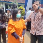 Tersangka perempuan berinisial BR, 60, (mengenakan baju tahanan) penyelundup 2.366 gram kokain dihadirkan dalam ungkap kasus jaringan internasional digelar Badan Narkotika Nasional Republik Indonesia (BNN RI) di Jakarta, pada Kamis (24/10/2024). Foto: Joesvicar Iqbal/ipol.id