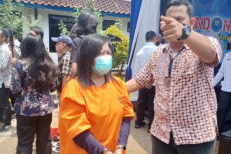 Tersangka perempuan berinisial BR, 60, (mengenakan baju tahanan) penyelundup 2.366 gram kokain dihadirkan dalam ungkap kasus jaringan internasional digelar Badan Narkotika Nasional Republik Indonesia (BNN RI) di Jakarta, pada Kamis (24/10/2024). Foto: Joesvicar Iqbal/ipol.id