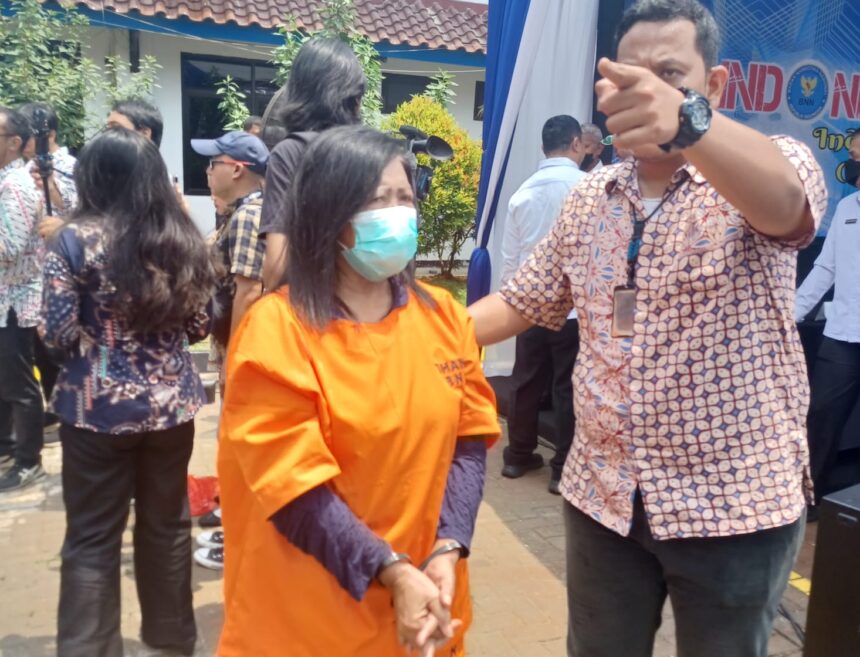 Tersangka perempuan berinisial BR, 60, (mengenakan baju tahanan) penyelundup 2.366 gram kokain dihadirkan dalam ungkap kasus jaringan internasional digelar Badan Narkotika Nasional Republik Indonesia (BNN RI) di Jakarta, pada Kamis (24/10/2024). Foto: Joesvicar Iqbal/ipol.id