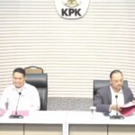 Juru Bicara KPK, Tessa Mahardhika Sugiarto (kanan) dalam jumpa pers di Gedung Merah Putih KPK, Jakarta. Foto: Live streaming YouTube KPK