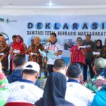 Lurah Malaka Sari, Eric Dasya bersama seluruh Ketua RW membacakan deklarasi Sanitasi Total Berbasis Masyarakat (STBM) Kelurahan Malaka Sari di halaman Masjid Al -Mukhlisin di Jalan Anggrek III, RW 02, Kelurahan Malaka Sari, Kecamatan Duren Sawit, Jakarta Timur, Jumat (18/10/2024). Foto: Ist