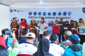 Lurah Malaka Sari, Eric Dasya bersama seluruh Ketua RW membacakan deklarasi Sanitasi Total Berbasis Masyarakat (STBM) Kelurahan Malaka Sari di halaman Masjid Al -Mukhlisin di Jalan Anggrek III, RW 02, Kelurahan Malaka Sari, Kecamatan Duren Sawit, Jakarta Timur, Jumat (18/10/2024). Foto: Ist