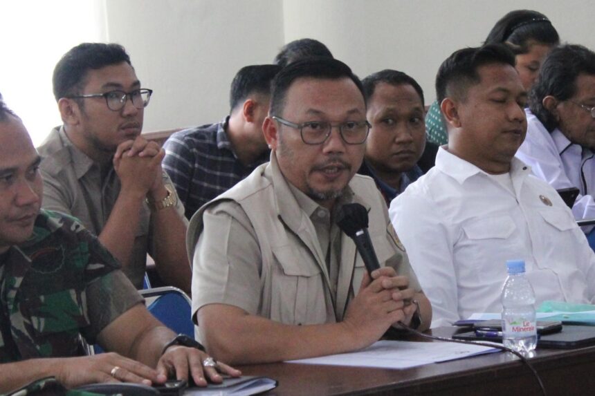 Kepala Kantor Pertanahan Kota Palangka Raya Indra Gunawan S.T., M.H., QRMP dan staf, mengikuti Rpat Koordinasi Tim Penanganan Konflik Sosial terkait permasalahan tanah di Jalan Duling, Kandang Kelurahan Kereng Bangkirai Kecamatan Sebangau, Kota Palangka Raya, Kalimantan Tengah. (Foto BPN Kota Palangka Raya)