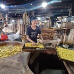 Seorang pekerja sedang menyusun tahu kuning saat proses produksi dilakukan di pabrik tahu di kawasan Ciracas, Jakarta Timur, Kamis (17/10/2024). Foto: Joesvicar Iqbal/ipol.id