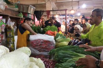 Wali Kota Jakarta Timur, M. Anwar didampingi Kepala Pasar Ciracas, Alvi Rahim dan Plt Kasudin KPKP Jakarta Timur, Iwan Indriyanto saat mengecek kelayakan bahan pangan di Pasar Ciracas, pada Selasa (22/10/2024) pagi. Foto: Ist