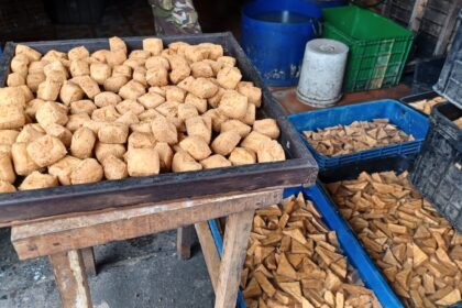 Sejumlah tahu cokelat dan tahu yang sudah digoreng dijajakan produsen tahu di kawasan Kelurahan/Kecamatan Ciracas, Jakarta Timur, pada Selasa (15/10/2024) siang. Foto: Joesvicar Iqbal/ipol.id