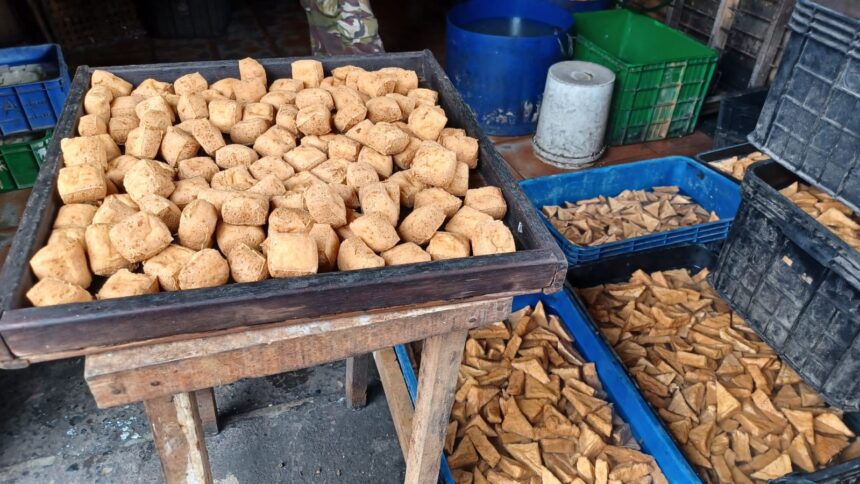 Sejumlah tahu cokelat dan tahu yang sudah digoreng dijajakan produsen tahu di kawasan Kelurahan/Kecamatan Ciracas, Jakarta Timur, pada Selasa (15/10/2024) siang. Foto: Joesvicar Iqbal/ipol.id