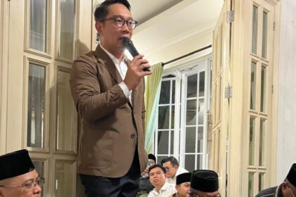 Sekjen Bamus Suku Betawi 1982, M Ihsan (kiri) bersama cagub Ridwan Kamil. Foto': Ist
