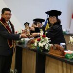 Penobatan gelar Doktor Hubungan Internasional kepada Kepala Badan Nasional Penanggulangan Bencana (BNPB), Suharyanto usai menjalani sidang terbuka di Ruang Sidang Program Pascasarjana Fisip Kampus Universitas Padjajaran Bandung, Jawa Barat, Senin (7/10/2024). Foto: Ist