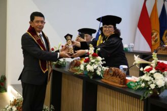 Penobatan gelar Doktor Hubungan Internasional kepada Kepala Badan Nasional Penanggulangan Bencana (BNPB), Suharyanto usai menjalani sidang terbuka di Ruang Sidang Program Pascasarjana Fisip Kampus Universitas Padjajaran Bandung, Jawa Barat, Senin (7/10/2024). Foto: Ist