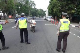 Sejumlah petugas Unit Lantas jajaran Korlantas Polri saat melakukan razia terhadap pelanggaran lalu lintas di Jakarta. Foto: Dok/ipol.id