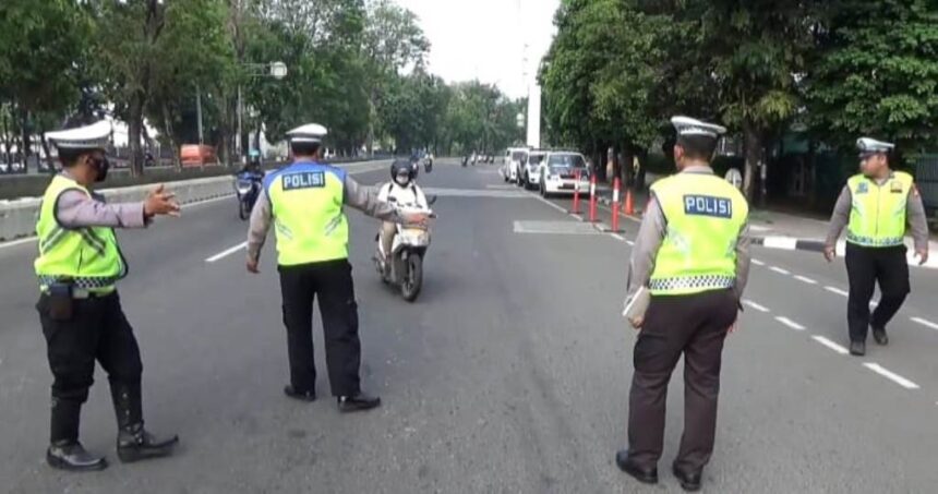 Sejumlah petugas Unit Lantas jajaran Korlantas Polri saat melakukan razia terhadap pelanggaran lalu lintas di Jakarta. Foto: Dok/ipol.id