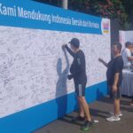 Sejumlah warga masyarakat membubuhkan tanda tangannya dukung Indonesia Bersih dari Narkoba (Bersinar) pada sebuah papan berukuran besar dekat lokasi kegiatan senam bersama Badan Narkotika Nasional Republik Indonesia (BNN RI) di Jalan Jenderal Sudirman-MH Thamrin, Tanah Abang, Jakarta Pusat, pada Minggu (27/10/2024) pagi. Foto: Joesvicar Iqbal/ipol.id