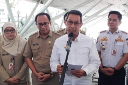 Pj Gubernur DKI Jakarta, Heru Budi Hartono saat meninjau pembangunan LRT di Jakarta.(Foto dok pemprov