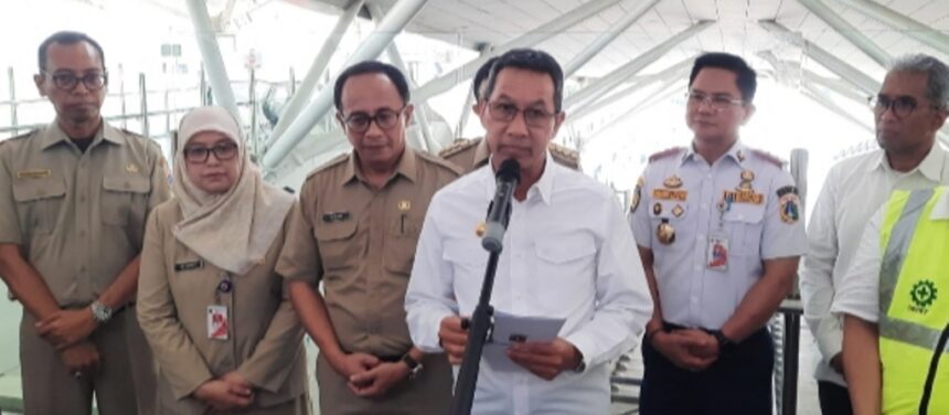 Pj Gubernur DKI Jakarta, Heru Budi Hartono saat meninjau pembangunan LRT di Jakarta.(Foto dok pemprov