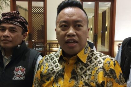 Ketua Umum Pasukan Bawah Tanah (Pasbata) Jokowi, David Febrian (tengah) didampingi Sekretaris Jenderal Pasbata Jokowi, Sri Kuntoro Budianto (kiri) dan Ketua Pasbata Jawa Timur, Timothy Sbastian (kanan) di Wilayah Kebayoran Baru, Jakarta Selatan, Jumat (4/10/2024). Foto: Joesvicar Iqbal/ipol.id