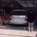 Kijang Innova menabrak minimarket di Jalan Raya Gandul, Limo, Kota Depok. Foto: Instagram @depok24jam