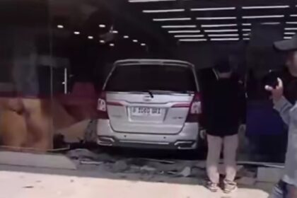 Kijang Innova menabrak minimarket di Jalan Raya Gandul, Limo, Kota Depok. Foto: Instagram @depok24jam