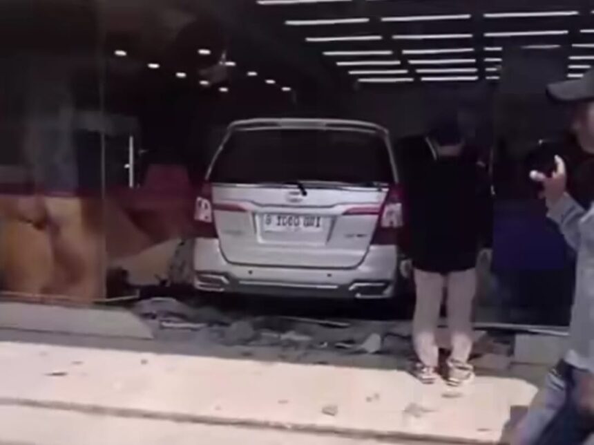 Kijang Innova menabrak minimarket di Jalan Raya Gandul, Limo, Kota Depok. Foto: Instagram @depok24jam