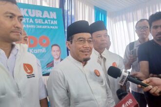 Calon Wakil Gubernur (Cawagub) Daerah Khusus Jakarta, Suswono (tengah) didampingi Ketua Fraksi Partai Demokrat DPRD DKI Jakarta, Ali Muhammad Johan (kiri) dan Wakil Ketua MPR RI, Hidayat Nur Wahid (kanan) dalam kegiatan Tasyakuran Dapil 7 Jakarta Selatan 'Bersatu Untuk Jakarta Baru Jakarta Maju' bersama RIDO (Ridwan Kamil-Suswono) di Jalan Madrasah, RW 012, Bintaro, Pesanggrahan, Minggu (13/10/2024). Foto: Joesvicar Iqbal/ipol.id