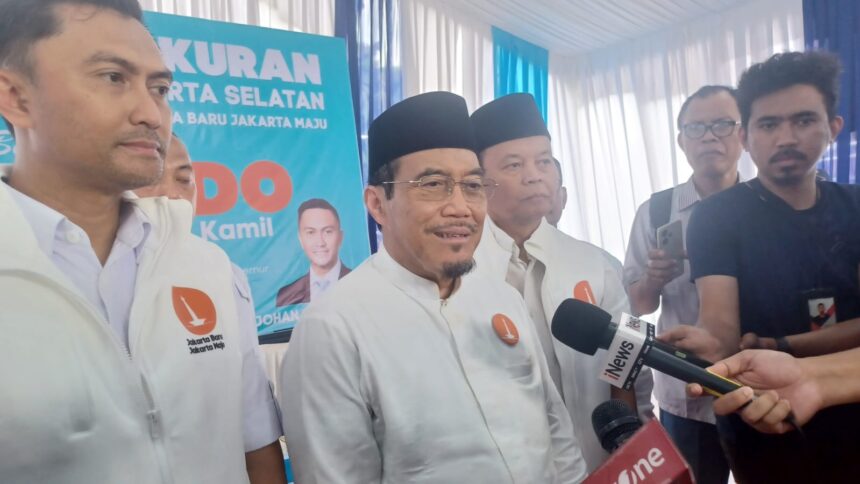 Calon Wakil Gubernur (Cawagub) Daerah Khusus Jakarta, Suswono (tengah) didampingi Ketua Fraksi Partai Demokrat DPRD DKI Jakarta, Ali Muhammad Johan (kiri) dan Wakil Ketua MPR RI, Hidayat Nur Wahid (kanan) dalam kegiatan Tasyakuran Dapil 7 Jakarta Selatan 'Bersatu Untuk Jakarta Baru Jakarta Maju' bersama RIDO (Ridwan Kamil-Suswono) di Jalan Madrasah, RW 012, Bintaro, Pesanggrahan, Minggu (13/10/2024). Foto: Joesvicar Iqbal/ipol.id