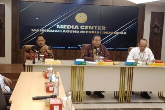 Wakil Ketua MA Bidang Non Yudisial, Suharto (tengah) memastikan semua prosedur Pemilihan Ketua MA akan berjalan sesuai ketentuan. Foto: Biro Hukum dan Humas MA