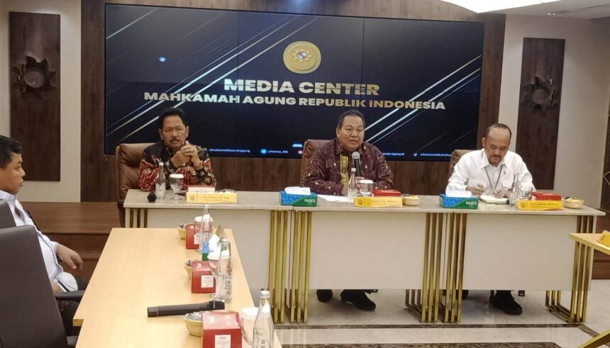 Wakil Ketua MA Bidang Non Yudisial, Suharto (tengah) memastikan semua prosedur Pemilihan Ketua MA akan berjalan sesuai ketentuan. Foto: Biro Hukum dan Humas MA