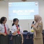 Kepala Suku Dinas Komunikasi Informatika dan Statistik Jakarta Timur, Nuruning Septarida saat memberikan pendidikan anti korupsi dan perilaku berintegritas kepada para pelajar SMA Negeri Unggulan (SMANU) MH. Thamrin di Jalan Bambu Wulung, Kelurahan Bambu Apus, Kecamatan Cipayung, Senin (14/10/2024). Foto: Ist