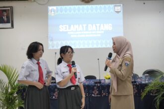 Kepala Suku Dinas Komunikasi Informatika dan Statistik Jakarta Timur, Nuruning Septarida saat memberikan pendidikan anti korupsi dan perilaku berintegritas kepada para pelajar SMA Negeri Unggulan (SMANU) MH. Thamrin di Jalan Bambu Wulung, Kelurahan Bambu Apus, Kecamatan Cipayung, Senin (14/10/2024). Foto: Ist