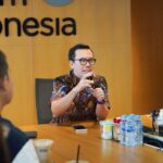 Direktur Digital Business Telkom Muhamad Fajrin Rasyid didampingi VP Digital Business Strategy and Governance Riza A. N. Rukmana saat memberikan pesan motivasi kepada peserta Digistar Class. Foto: Telkom Indonesia