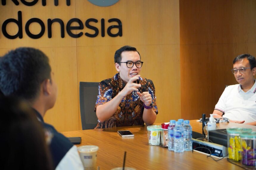 Direktur Digital Business Telkom Muhamad Fajrin Rasyid didampingi VP Digital Business Strategy and Governance Riza A. N. Rukmana saat memberikan pesan motivasi kepada peserta Digistar Class. Foto: Telkom Indonesia