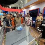 Sekretaris Utama Badan Nasional Penanggulangan Bencana, Rustian mengunjungi salah satu stan Pameran Kebencanaan dari Aceh Barat pada peringatan Bulan PRB 2024, di Balai Meuseuraya Aceh (BMA), Selasa (8/10/2024). Foto: Ist