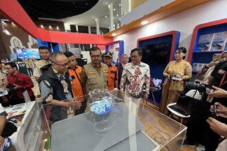 Sekretaris Utama Badan Nasional Penanggulangan Bencana, Rustian mengunjungi salah satu stan Pameran Kebencanaan dari Aceh Barat pada peringatan Bulan PRB 2024, di Balai Meuseuraya Aceh (BMA), Selasa (8/10/2024). Foto: Ist