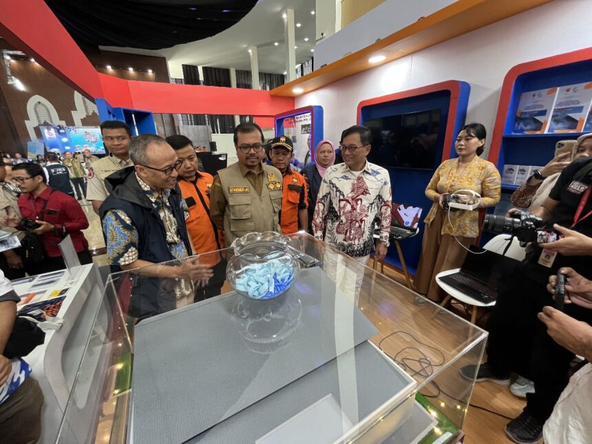 Sekretaris Utama Badan Nasional Penanggulangan Bencana, Rustian mengunjungi salah satu stan Pameran Kebencanaan dari Aceh Barat pada peringatan Bulan PRB 2024, di Balai Meuseuraya Aceh (BMA), Selasa (8/10/2024). Foto: Ist