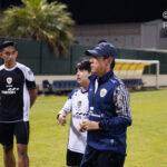 Pelatih Timnas Indonesia, Shin Tae-yong, sedang memberikan arahan kepada para pemainnya. (PSSI)