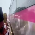 Video pengajian digelar persis di samping rel kereta api viral di media sosial. Foto: Instagram @medsoszone