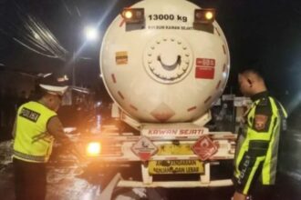 Polisi melakukan olah TKP kecelakaan di simpang Jalan Junaidi, Kelurahan Watervang, Kecamatan Lubuklinggau Timur I, Kota Lubuklinggau, Sumatera Selatan. Foto: Instagram @medsoszone