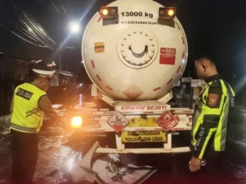 Polisi melakukan olah TKP kecelakaan di simpang Jalan Junaidi, Kelurahan Watervang, Kecamatan Lubuklinggau Timur I, Kota Lubuklinggau, Sumatera Selatan. Foto: Instagram @medsoszone