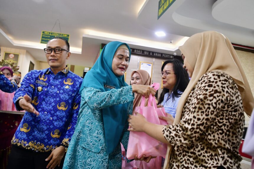 Pj Gubernur Sulsel bersama istri saat menghadiri program yang digelar RS Pertiwi. Foto: dok humas